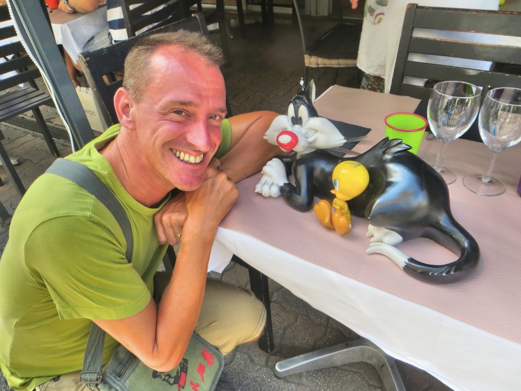 And while we're on the subject of cats ... Sylvester & Tweetybird rest at the entrance to our favorite lunch restaurant in Cannes. Mark likes pretty much all cats, even plastic ones.