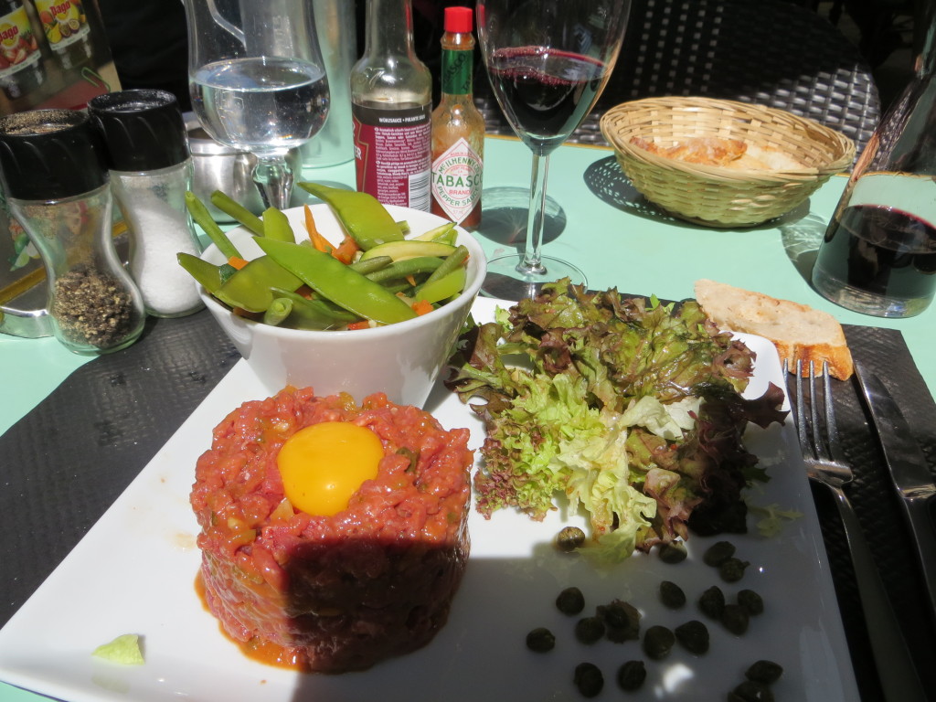 While I was in hell in the ER on day one, Mark was having a lovely (and lonely) lunch in Poitiers. Just for the record, we've eaten a lot of beef tartare in France and Italy. A lot. I don't know how I'm going to react in the States, where allegedly they cook their beef. Yuck!