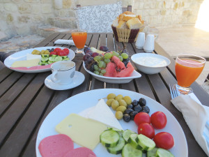 Breakfasts on the balcony in Ürgüp were feasts of olives, tomatoes, cucumbers, meat, cheese, fruit, yogurt, and eggs that came later. That's the way to start a day!